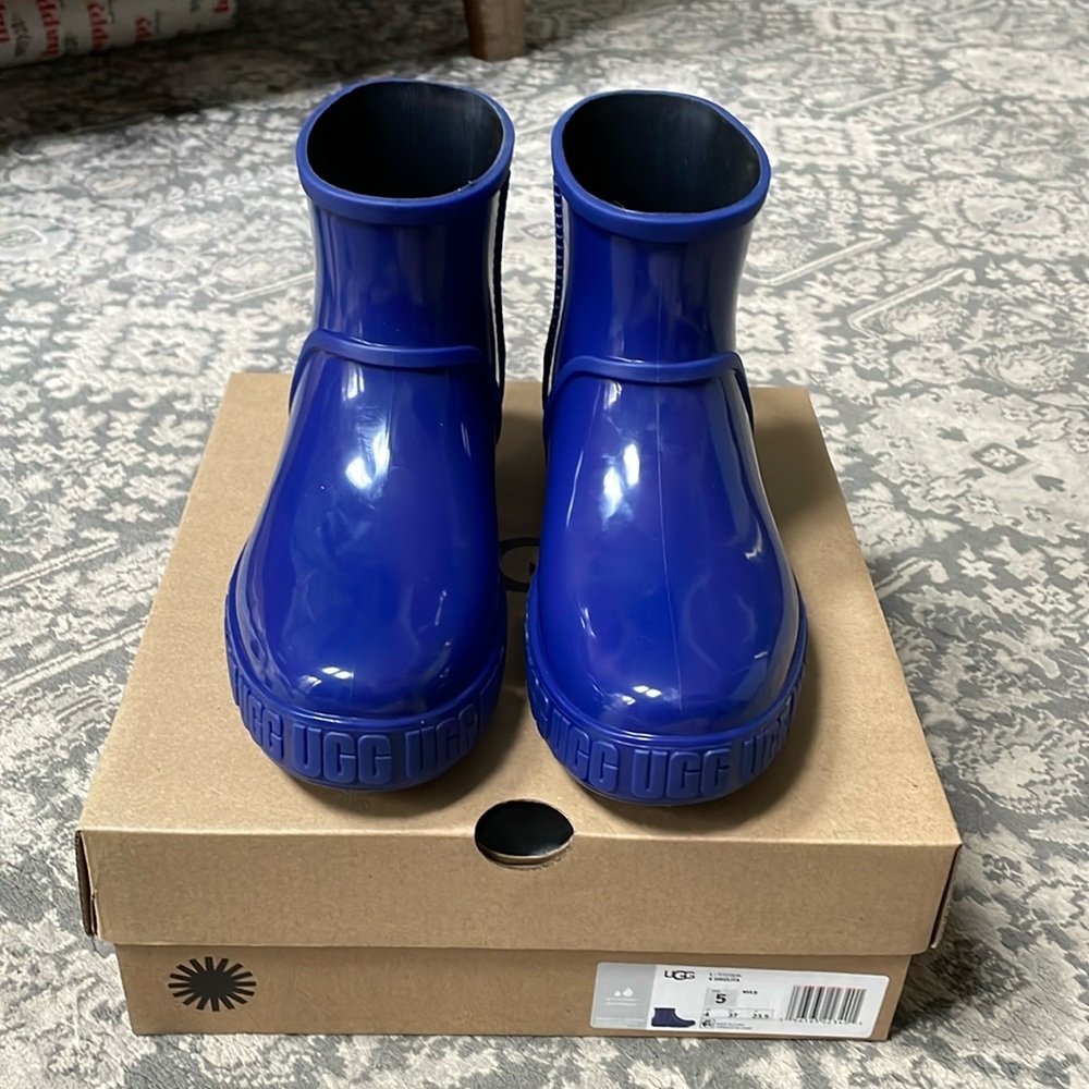 UGG drizlita waterproof rain boots. Size Big kids 5. Navy blue. New with box.